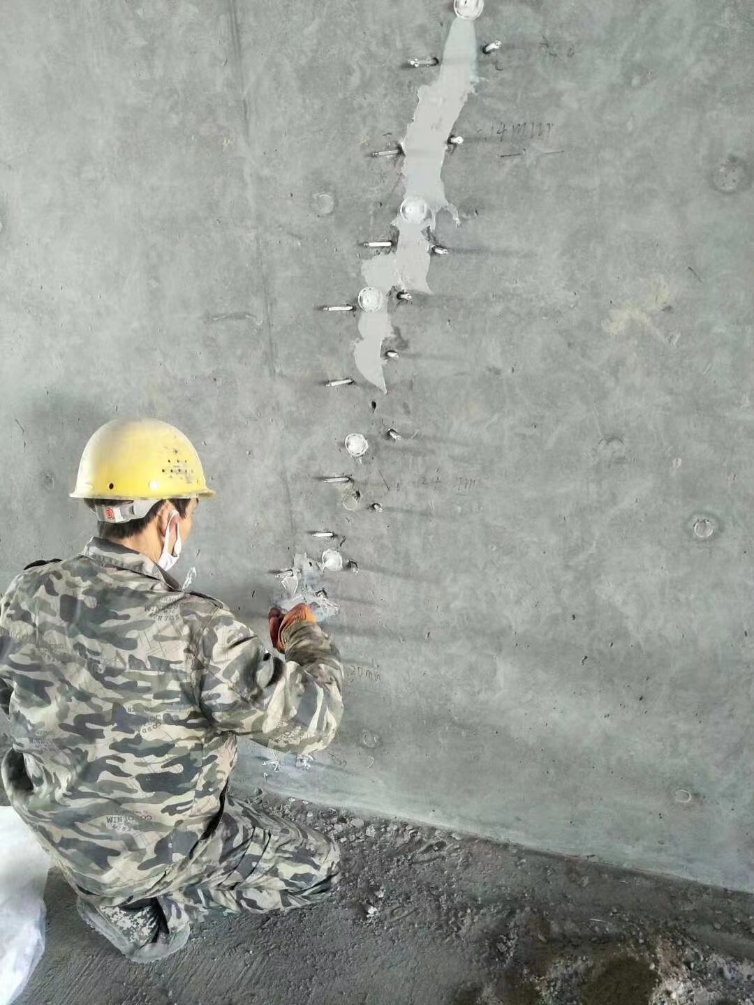 保康混凝土楼板裂缝加固施工的方案